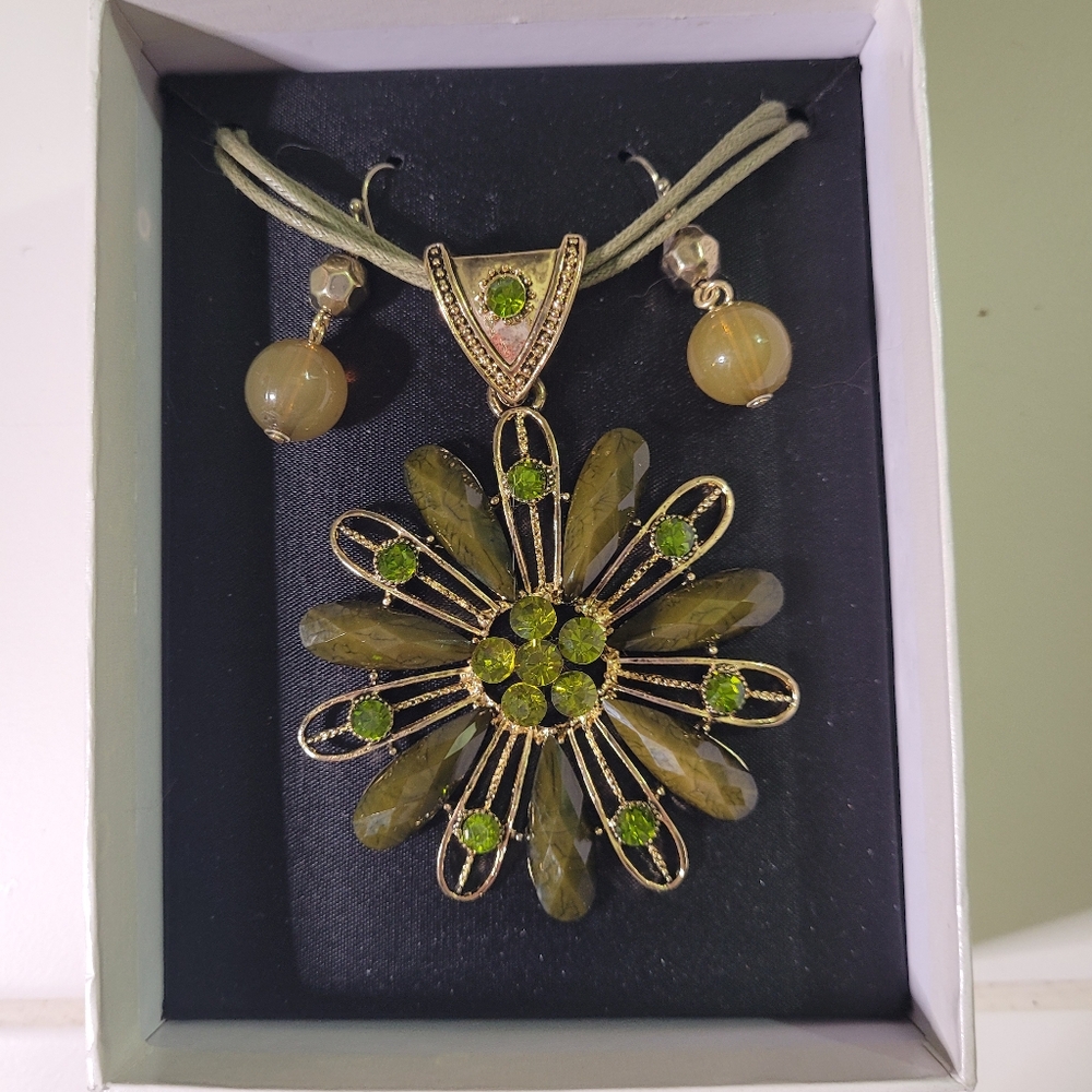 Elegant Green and Gold Jewelry Set
